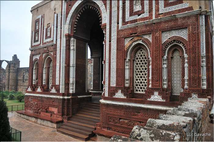 Le complexe de Qutub-Minar commença à être édifié par les Musulmans à la fin du XII ème siècle. (8)