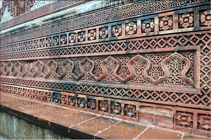 Le complexe de Qutub-Minar commença à être édifié par les Musulmans à la fin du XII ème siècle. (9)