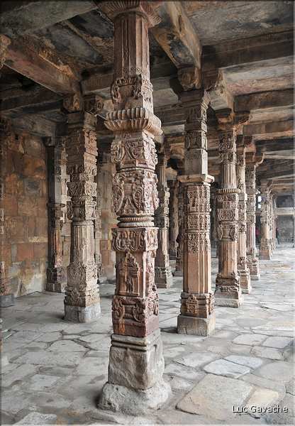 Le complexe de Qutub-Minar commença à être édifié par les Musulmans à la fin du XII ème siècle. (11)