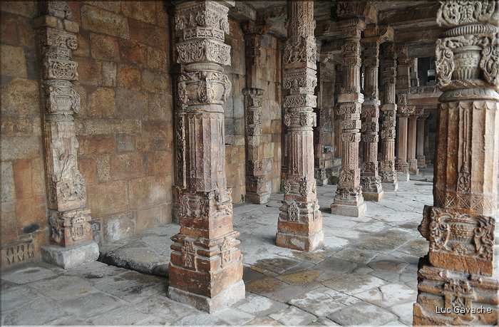 Le complexe de Qutub-Minar commença à être édifié par les Musulmans à la fin du XII ème siècle. (12)
