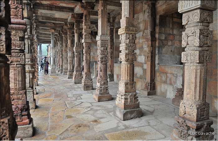 Le complexe de Qutub-Minar commença à être édifié par les Musulmans à la fin du XII ème siècle. (14)