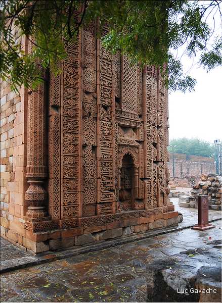 Le complexe de Qutub-Minar commença à être édifié par les Musulmans à la fin du XII ème siècle. (15)
