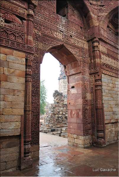 Le complexe de Qutub-Minar commença à être édifié par les Musulmans à la fin du XII ème siècle. (16)