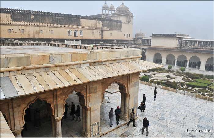 Situé à 11 km de Japur sur l'ancienne la route de Delhi, la forteresse d'Amber fut rebâtie au XVI ème siécle. (52)