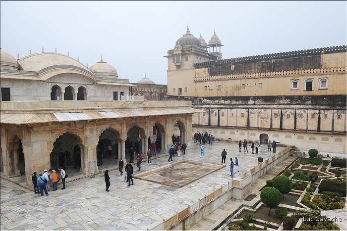 Situé à 11 km de Japur sur l'ancienne la route de Delhi, la forteresse d'Amber fut rebâtie au XVI ème siécle. (54)