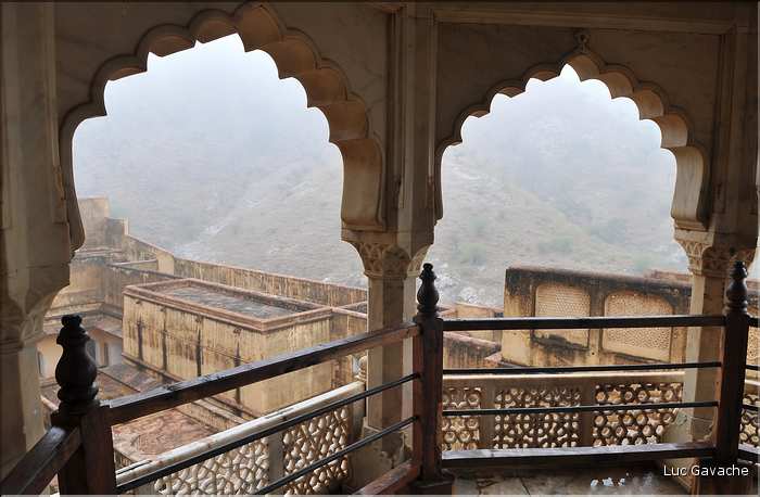 Situé à 11 km de Japur sur l'ancienne la route de Delhi, la forteresse d'Amber fut rebâtie au XVI ème siécle. (55)