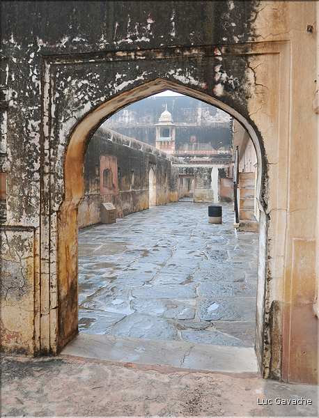 Situé à 11 km de Japur sur l'ancienne la route de Delhi, la forteresse d'Amber fut rebâtie au XVI ème siécle. (61)
