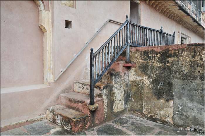 Situé à 11 km de Japur sur l'ancienne la route de Delhi, la forteresse d'Amber fut rebâtie au XVI ème siécle. (63)