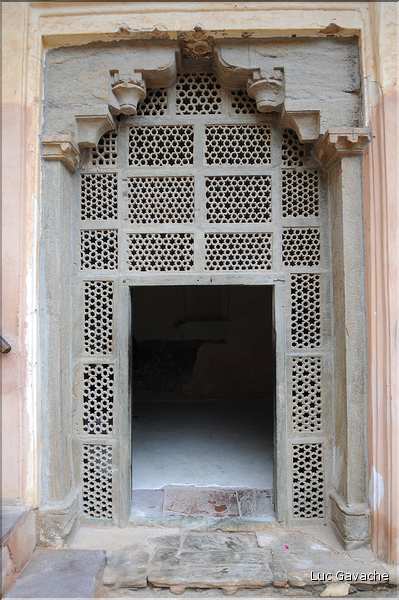 Situé à 11 km de Japur sur l'ancienne la route de Delhi, la forteresse d'Amber fut rebâtie au XVI ème siécle. (65)