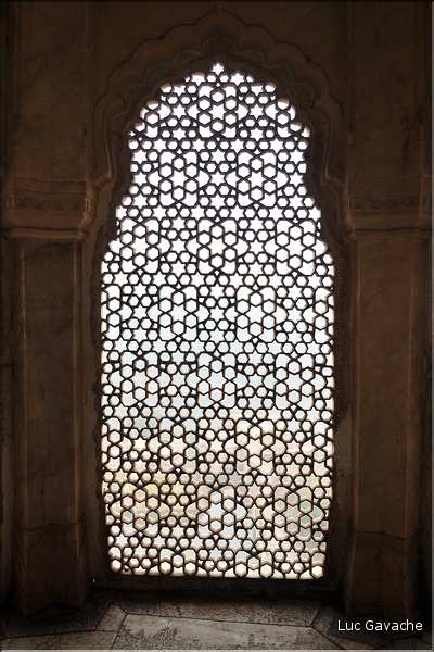 Situé à 11 km de Japur sur l'ancienne la route de Delhi, la forteresse d'Amber fut rebâtie au XVI ème siécle. (67)