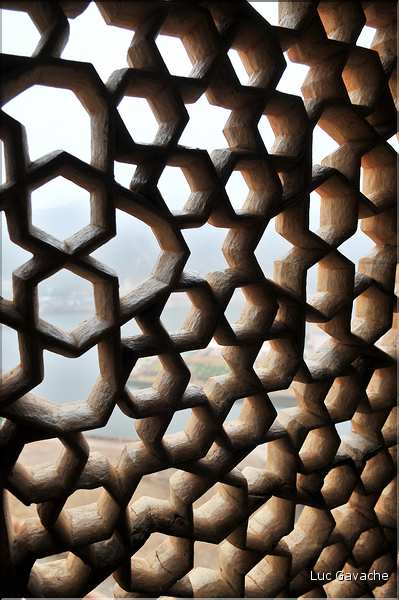 Situé à 11 km de Japur sur l'ancienne la route de Delhi, la forteresse d'Amber fut rebâtie au XVI ème siécle. (68)