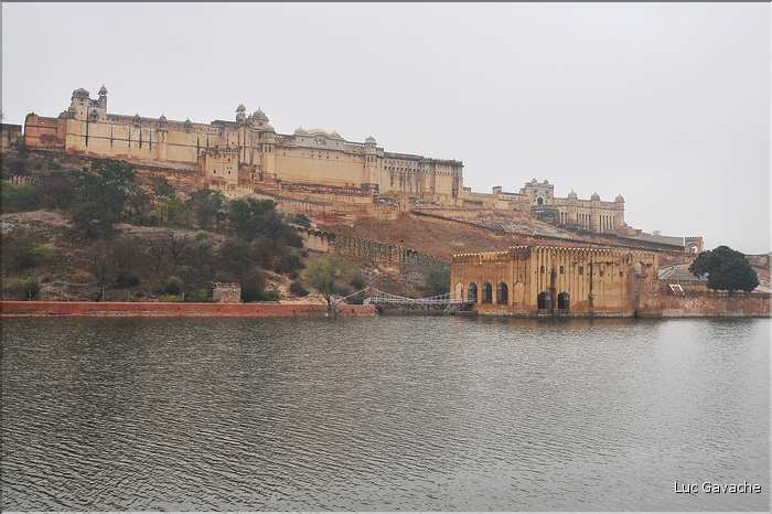Situé à 11 km de Japur sur l'ancienne route de Delhi, la forteresse d'Amber fut rebâtie au XVI ème siécle. (1)