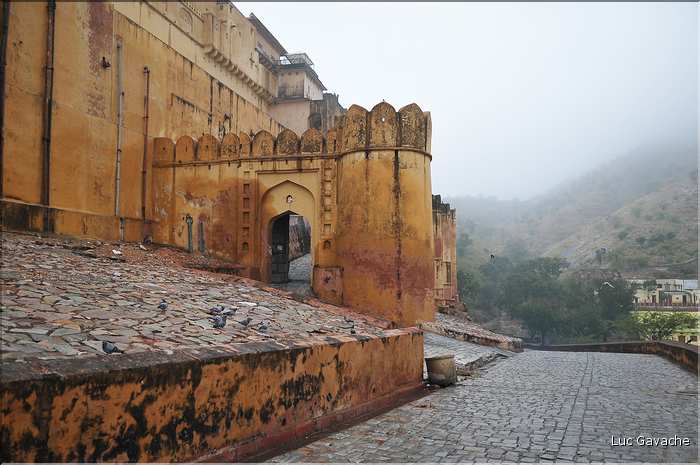 Situé à 11 km de Japur sur l'ancienne route de Delhi, la forteresse d'Amber fut rebâtie au XVI ème siécle. (2)