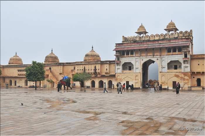 Situé à 11 km de Japur sur l'ancienne route de Delhi, la forteresse d'Amber fut rebâtie au XVI ème siécle. (3)