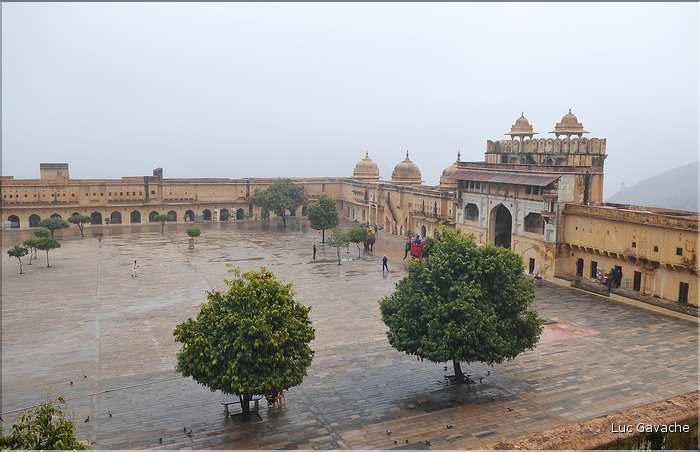 Situé à 11 km de Japur sur l'ancienne route de Delhi, la forteresse d'Amber fut rebâtie au XVI ème siécle. (6)