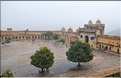 Situé à 11 km de Japur sur l'ancienne route de Delhi, la forteresse d'Amber fut rebâtie au XVI ème siécle. (6)