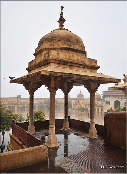 Situé à 11 km de Japur sur l'ancienne route de Delhi, la forteresse d'Amber fut rebâtie au XVI ème siécle. (10)