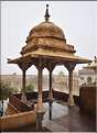 Situé à 11 km de Japur sur l'ancienne route de Delhi, la forteresse d'Amber fut rebâtie au XVI ème siécle. (10)