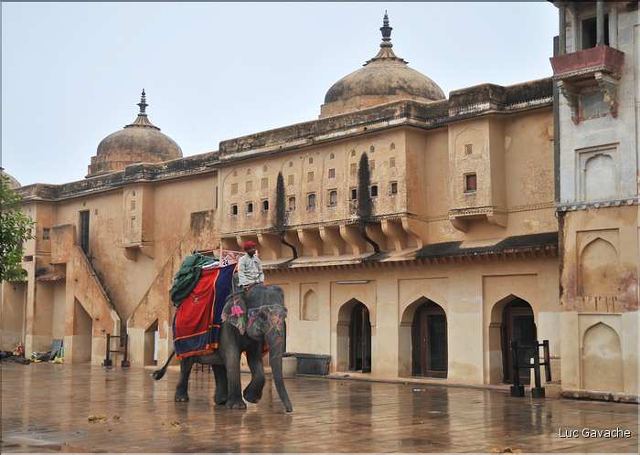 Situé à 11 km de Japur sur l'ancienne route de Delhi, la forteresse d'Amber fut rebâtie au XVI ème siécle. (19)