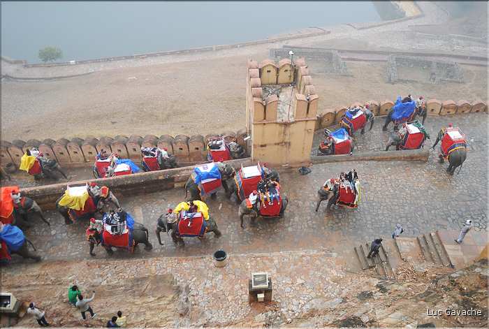 Situé à 11 km de Japur sur l'ancienne route de Delhi, la forteresse d'Amber fut rebâtie au XVI ème siécle. (26)