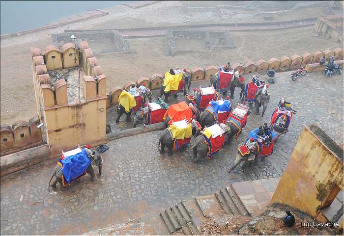 Situé à 11 km de Japur sur l'ancienne route de Delhi, la forteresse d'Amber fut rebâtie au XVI ème siécle. (27)