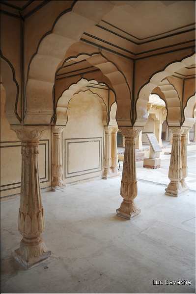 Situé à 11 km de Japur sur l'ancienne route de Delhi, la forteresse d'Amber fut rebâtie au XVI ème siécle. (31)