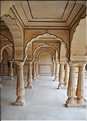 Situé à 11 km de Japur sur l'ancienne route de Delhi, la forteresse d'Amber fut rebâtie au XVI ème siécle. (32)