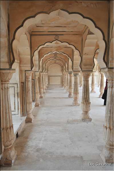 Situé à 11 km de Japur sur l'ancienne route de Delhi, la forteresse d'Amber fut rebâtie au XVI ème siécle. (33)