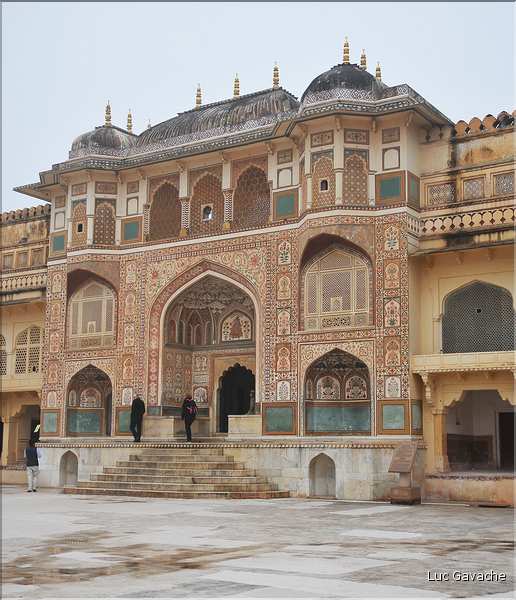 Situé à 11 km de Jaïpur sur l'ancienne route de Delhi, la forteresse d'Amber fut rebâtie au XVI ème siécle. (34)