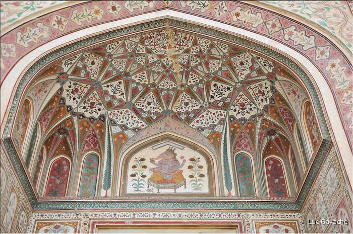 Situé à 11 km de Japur sur l'ancienne route de Delhi, la forteresse d'Amber fut rebâtie au XVI ème siécle. (38)