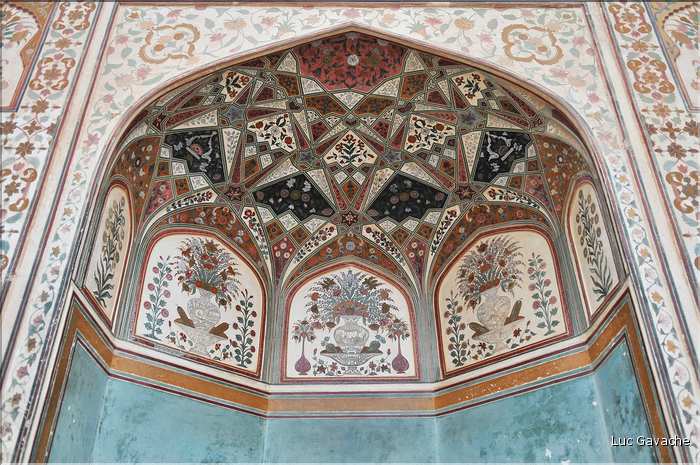 Situé à 11 km de Japur sur l'ancienne route de Delhi, la forteresse d'Amber fut rebâtie au XVI ème siécle. (39)