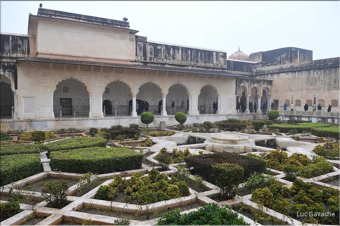 Situé à 11 km de Japur sur l'ancienne route de Delhi, la forteresse d'Amber fut rebâtie au XVI ème siécle. (43)