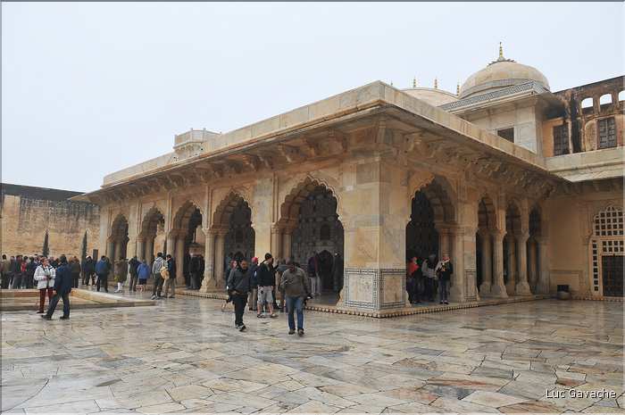 Situé à 11 km de Japur sur l'ancienne route de Delhi, la forteresse d'Amber fut rebâtie au XVI ème siécle. (44)