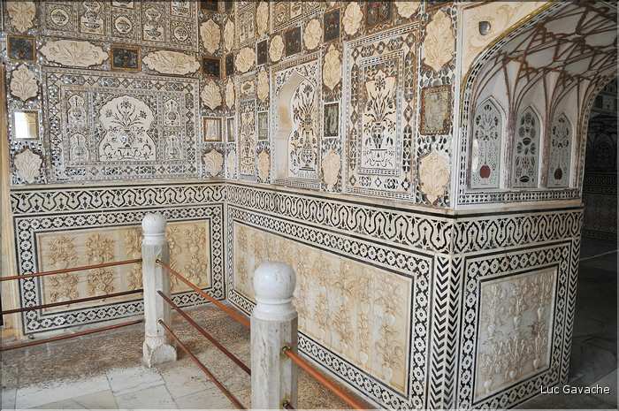 Situé à 11 km de Japur sur l'ancienne route de Delhi, la forteresse d'Amber fut rebâtie au XVI ème siécle. (45)