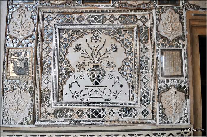 Situé à 11 km de Japur sur l'ancienne route de Delhi, la forteresse d'Amber fut rebâtie au XVI ème siécle. (46)