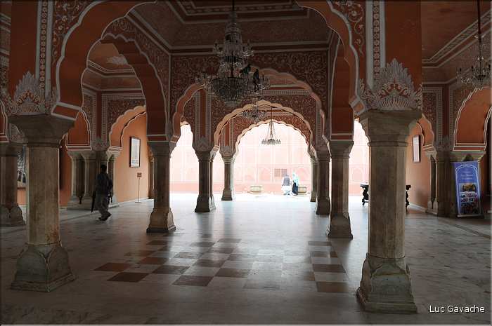 Le City Palace -XVIII ème siècle- est toujours habité par le Maharadja de Japur. (13)