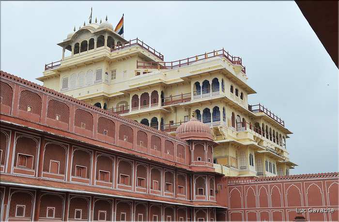 Le City Palace -XVIII ème siècle- est toujours habité par le Maharadja de Japur. (15)