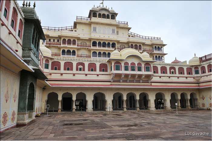 Le City Palace -XVIII ème siècle- est toujours habité par le Maharadja de Japur. (29)