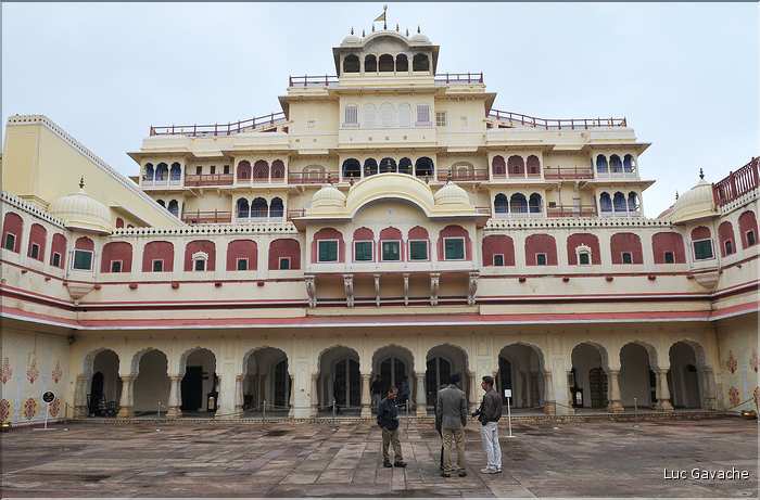 Le City Palace -XVIII ème siècle- est toujours habité par le Maharadja de Japur. (31)