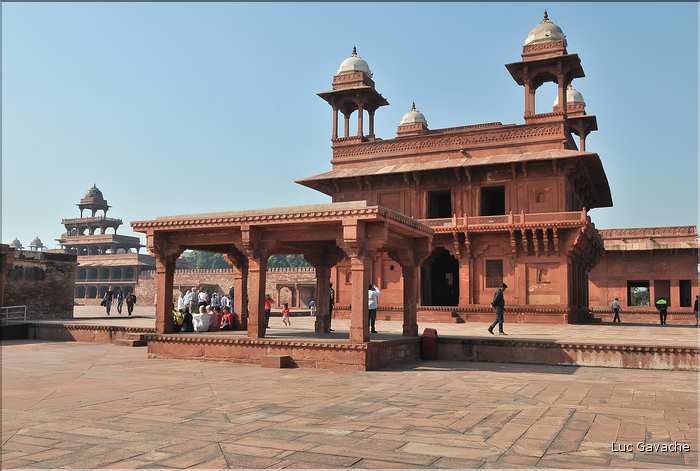L'ancienne capitale de Fatehpur Sikril, érigée au XVI ème siècle, ne fut occupée que 10 ans par manque d'eau. (3)