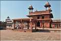 L'ancienne capitale de Fatehpur Sikril, érigée au XVI ème siècle, ne fut occupée que 10 ans par manque d'eau. (3)