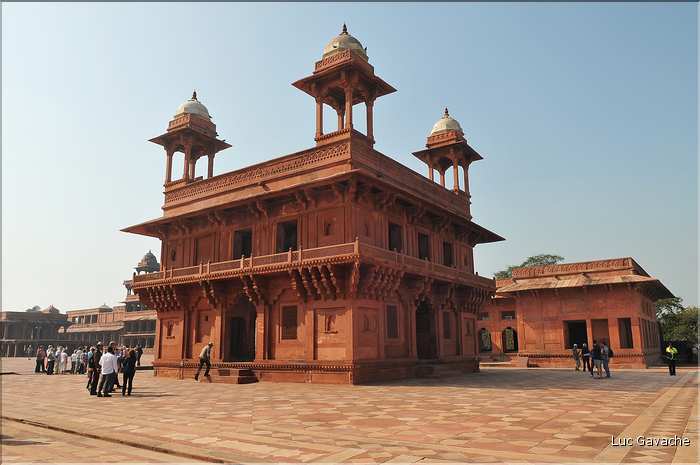 L'ancienne capitale de Fatehpur Sikril, érigée au XVI ème siècle, ne fut occupée que 10 ans par manque d'eau. (4)