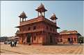 L'ancienne capitale de Fatehpur Sikril, érigée au XVI ème siècle, ne fut occupée que 10 ans par manque d'eau. (4)