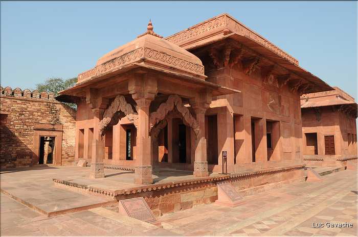 L'ancienne capitale de Fatehpur Sikril, érigée au XVI ème siècle, ne fut occupée que 10 ans par manque d'eau. (9)