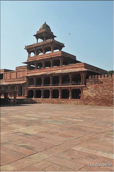 L'ancienne capitale de Fatehpur Sikril, érigée au XVI ème siècle, ne fut occupée que 10 ans par manque d'eau. (10)