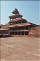 L'ancienne capitale de Fatehpur Sikril, érigée au XVI ème siècle, ne fut occupée que 10 ans par manque d'eau. (10)