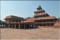 L'ancienne capitale de Fatehpur Sikril, érigée au XVI ème siècle, ne fut occupée que 10 ans par manque d'eau. (11)