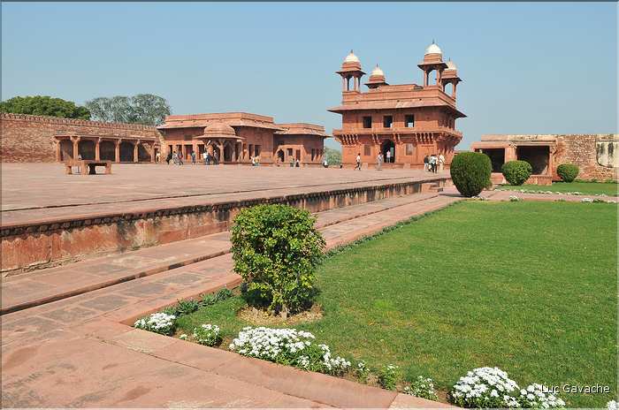 L'ancienne capitale de Fatehpur Sikril, érigée au XVI ème siècle, ne fut occupée que 10 ans par manque d'eau. (13)
