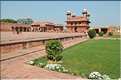 L'ancienne capitale de Fatehpur Sikril, érigée au XVI ème siècle, ne fut occupée que 10 ans par manque d'eau. (13)