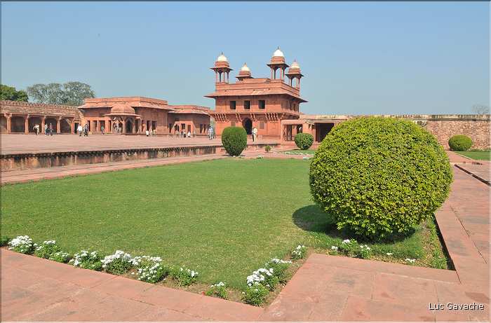 L'ancienne capitale de Fatehpur Sikril, érigée au XVI ème siècle, ne fut occupée que 10 ans par manque d'eau. (14)